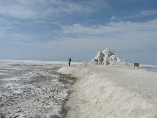盐湖景观 远处有人与盐堆