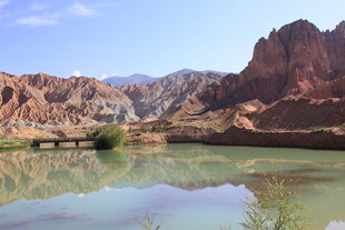 壮美峡谷中的静谧湖水