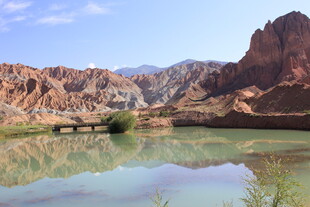 壮丽峡谷中的静谧湖水
