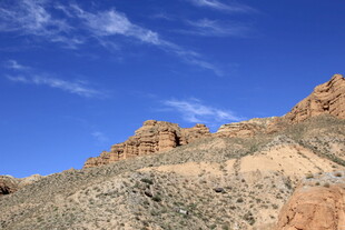 壮丽蓝天映衬下的山地景观