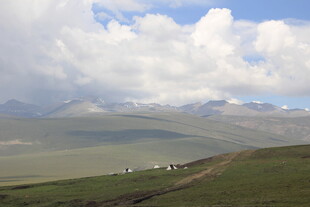 草原远山风景图
