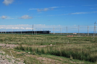 草原远景与输电设施