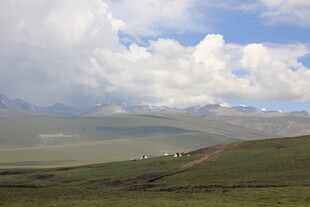 草原上的壮丽云山景观