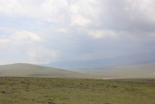 草原风光 远山与多云天空