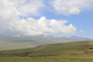 草原蓝天与远山美景