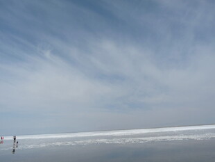 海边漫步的惬意风景