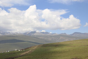 草原山峦间的蓝天白云