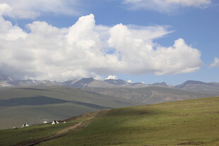 草原山峦间的蓝天白云
