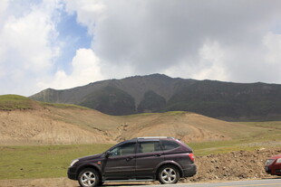 旷野中的黑色SUV