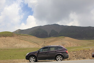 旷野中的黑色SUV