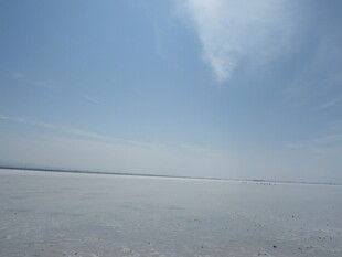 广阔盐湖的纯净天空景象