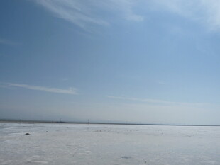 广阔盐湖与晴朗蓝天