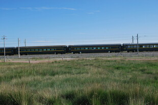 草原上行驶的一列火车