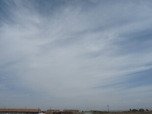 蓝天白云下的开阔景象