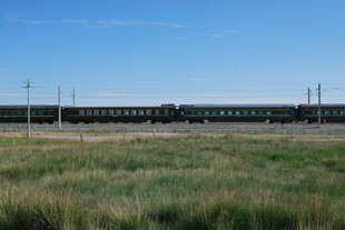田野中的行驶火车