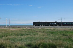 草原上行驶的黑色火车