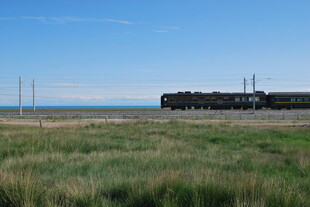 草原上行驶的火车