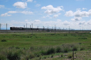 广袤草原上的输电线路