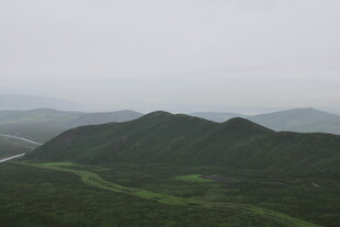 山峦绿野间的自然风光