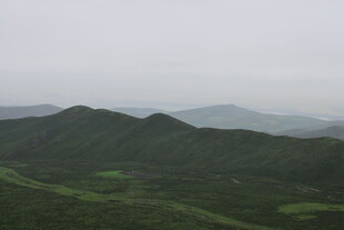 山峦叠翠的自然景致
