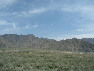 广袤草原与远处山峦