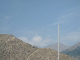 高山旁的通信杆