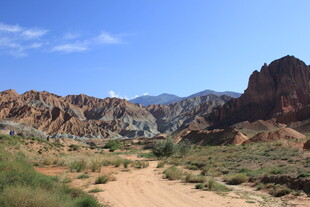 山间土路 壮美丹霞地貌