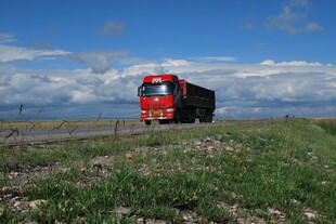 公路上行驶的红色大货车