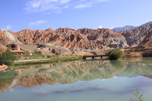 壮美山水间的静谧湖泊