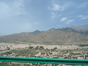 公路边的壮阔山地景观