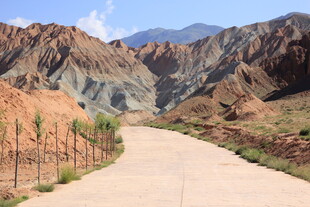 山间蜿蜒公路 壮美风光