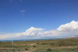 草原蓝天与白云美景