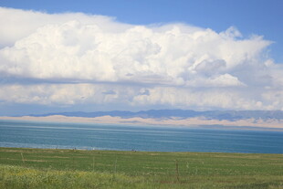 草原湖畔蓝天壮美风光