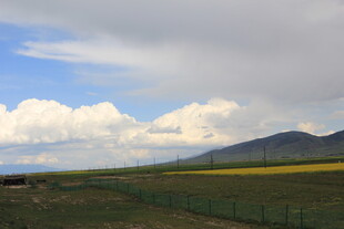 草原风光 蓝天白云与远山