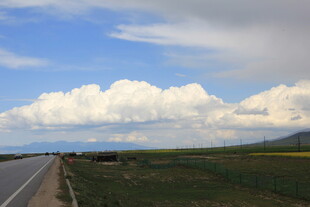 公路旁的广阔蓝天与白云