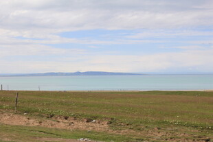 草原边的辽阔蓝色水域