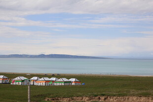 草原湖畔的多彩房屋