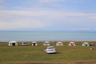 草原湖畔的露营美好景象