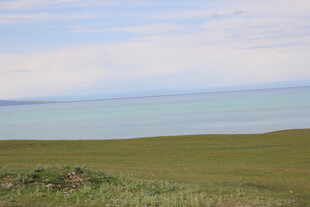 草原湖畔风光
