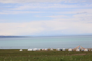 湖畔草原上的帐篷风景