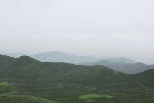 山峦叠翠的绿色景致