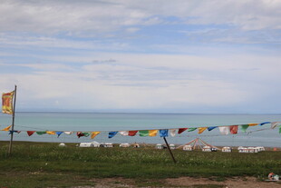 海边经幡飘扬的美丽景致