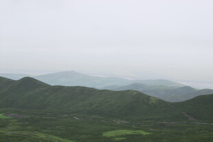 山峦云雾间的绿色景致