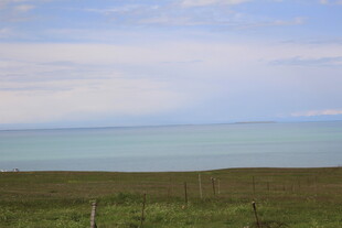草原边的辽阔蓝色海洋