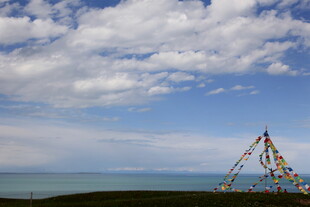 草原上的经幡与蓝天白云