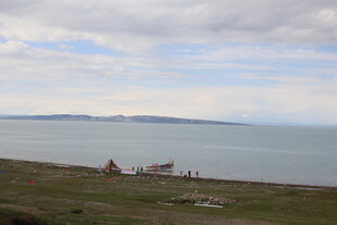 海边草地风景远眺