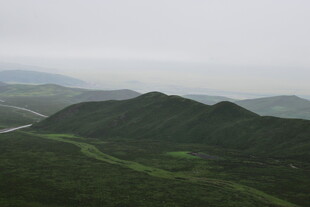 山峦叠翠的壮阔自然景观