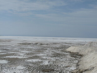 广阔盐湖景观