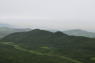 山峦叠翠的绿色自然景观