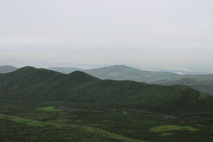 山峦绿野间的自然景致